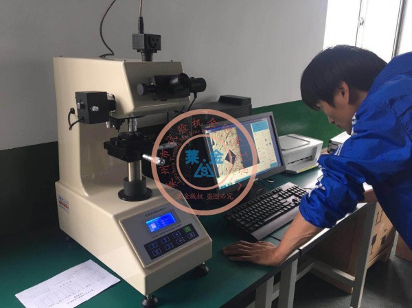 伊人情人成综合视频HVS-1000ACCT显微硬度计（带图像处理系统）被客户指定为质检仪器，培训现场